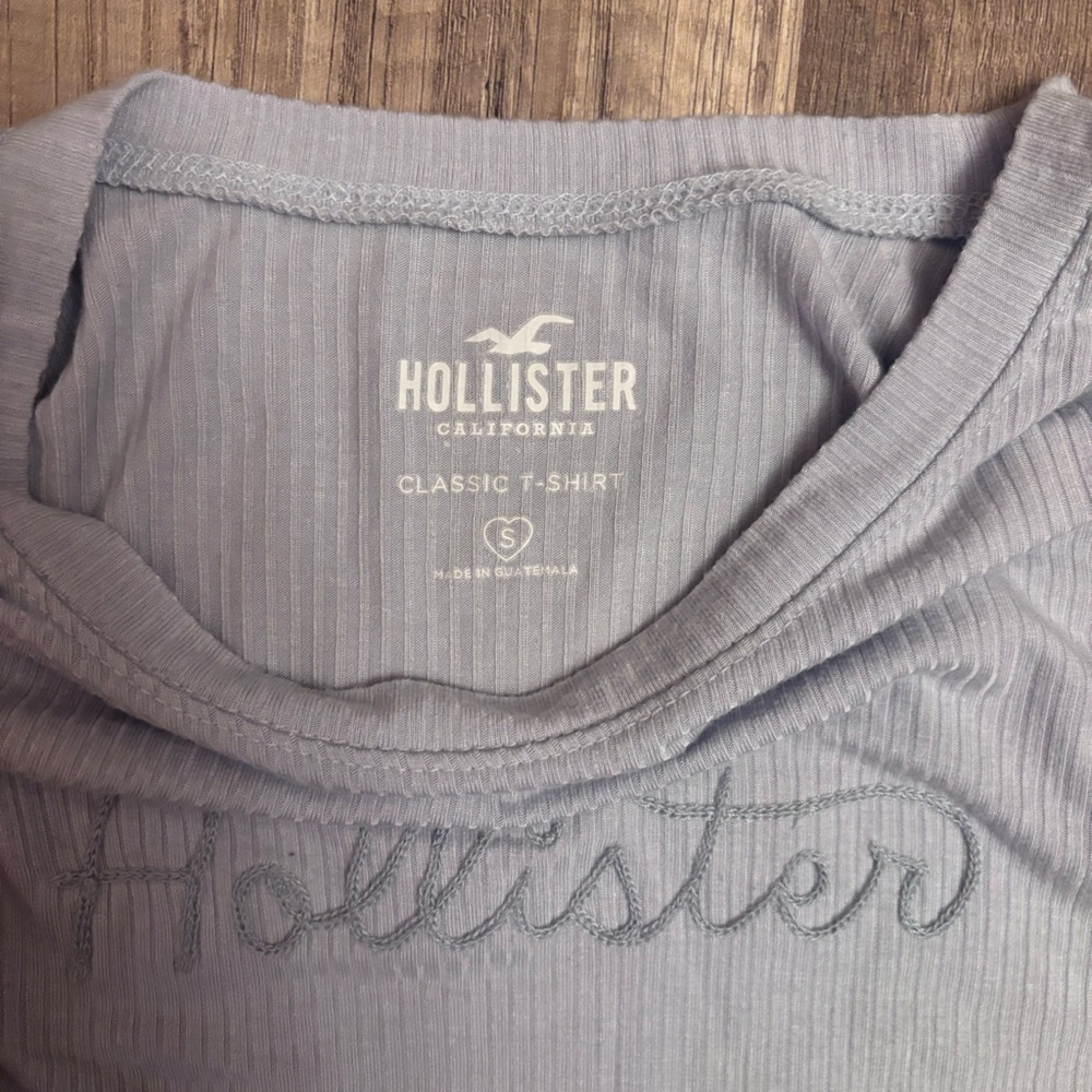 Hollister Women's Light Gray Ribbed Long Sleeve Tee - Picture 3 of 3